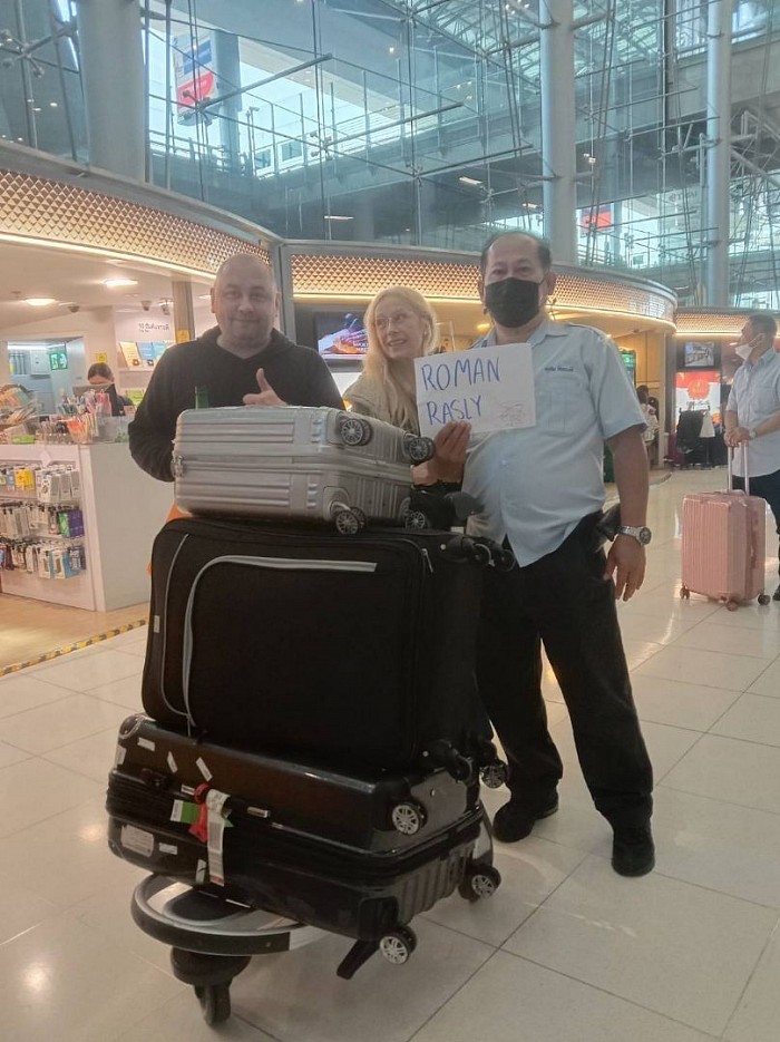 รับเข้าชูป้ายสนามบินสุวรรณภูมิ จองรถรอรับสนามบิน